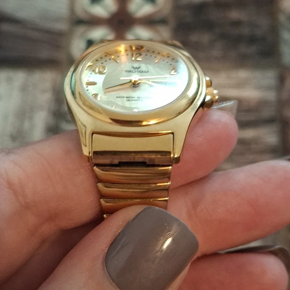 Waltham WEO19 Ladies Goldtone Watch. Quartz Movement, Day/Date, Stretch Band.
